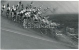 cca 1980 Kasza L.: Széthúzó mezőny, kerékpár versenyről készült vintage fotóművészeti alkotás aláírva, 15x24 cm