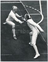 cca 1965 Kardvívók a páston, Pézsa (magyar) és Chicca (olasz) párharca a Santelli Kupán, amit a magyarok nyertek el, sportfotó, 20x15 cm