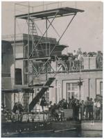 cca 1930 E. Jób Sajtófotó ügynöksége: Műugrás a toronyból, a kontúrok retussal erősítve, a kép felül...