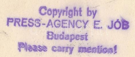 cca 1930 E. Jób Sajtófotó ügynöksége: Műugrás a toronyból, a kontúrok retussal erősítve, a kép felül...
