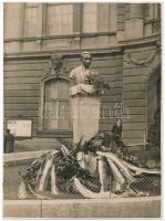 cca 1936 Budapest, Hegedűs Gyula (1870-1931) színész mellszobra 1933-1952 között a Vígszínház előtt volt, azt követően a színház előcsarnokában kapott helyet, 23x17 cm