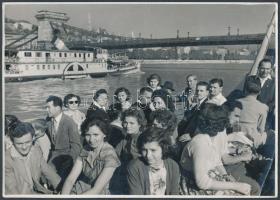 cca 1960 A Kossuth folyami gőzhajó áthalad a Lánchíd alatt, pecséttel jelzett vintage fotó Tiszavölgyi József hagyatékából, 12x18 cm