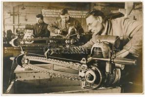 cca 1950 A Szabad Szóban megjelent üzemi fotó, egy orosz, láncfűrészeket gyártó üzemből, sarkán törésnyom, 15x23 cm