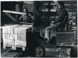 cca 1959 Budapest, Növényolaj és Szappangyár, Keveházi János (?-?) képriportja, 5 db vintage fotó, a...
