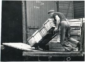 cca 1959 Budapest, Növényolaj és Szappangyár, Keveházi János (?-?) képriportja, 5 db vintage fotó, a...