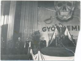 cca 1944 Tiszavölgyi József riport felvétele egy azonosítatlan eseményen, a képen szakadás nyoma, sarka hiányzik, pecséttel jelzett, 9x12 cm