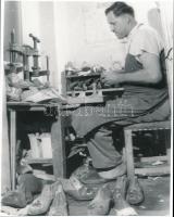 cca 1950 Cipész a kaptafánál, 2 db jelzetlen műhelyfotó Kotnyek Antal (1921-1990) fotóriporter hagyatékából, 23x18 cm