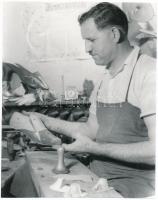 cca 1950 Cipész a kaptafánál, 2 db jelzetlen műhelyfotó Kotnyek Antal (1921-1990) fotóriporter hagya...