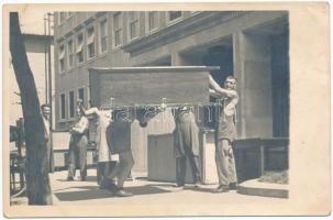 cca 1950 Bútorszállító hórukk emberek, jelzetlen fotó Tiszavölgyi József fotóriporter hagyatékából, 9x14 cm