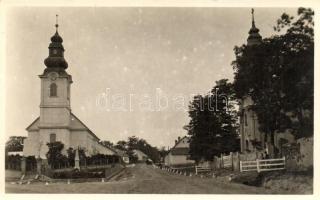 Gomba, Református és Római katolikus templom, Hősök szobra