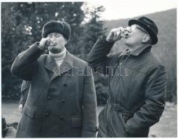 cca 1975 Losonczi Pál (1919-2005) az Elnöki Tanács elnöke (1967-1987) vadászat előtt bedob egy felest, sajtófotó Helsinkiből, 17x21 cm