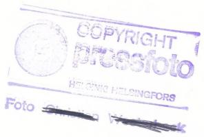 cca 1975 Losonczi Pál (1919-2005) az Elnöki Tanács elnöke (1967-1987) vadászat előtt bedob egy feles...