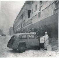 cca 1960 Vért szállító gépkocsi az Országos Mentőszolgálat flottájából, jelzetlen kép Kotnyek Antal ...