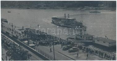 cca 1950 A Felszabadulás (korábban Szent Imre) folyami gőzös érkezése a Vigadó téri kikötőbe, jelzetlen fotó Tiszavölgyi József fotóriporter hagyatékából, 15x28 cm