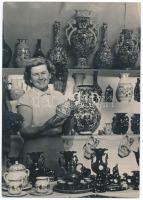 cca 1950 Badár Júlia mezőtúri népművész felkészült a fazekas család termékeivel a helyi ipari kiállításra, Tiszavölgyi József feliratozott, pecséttel jelzett riportképe, 16x11 cm