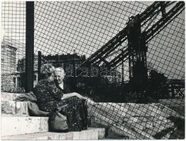 cca 1946 Locsi-fecsi a Duna parti lépcsőkön, a háttérben az Erzsébet híd háborús mementója, 9x12 cm