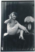 cca 1925-1930 Demeter Károly (1892-1983): Kacér kislány tüzet kér, a fényképész párizsi korszakából való finoman erotikus jelzetlen fénykép, azonos méretű üveglemez negatívról készült, későbbi kontakt másolat a szerző hagyatékából, 17x12 cm / cca 1925-1930 Erotic photo, 17x12 cm