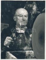 cca 1950 Üvegcsiszoló mester, jelzetlen fotó Kalocsai Rudolf hagyatékából, 24x18 cm