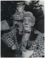 cca 1960 Egy vándorcirkusz bohóca és partnere, jelzetlen fotó Kotnyek Antal (1921-1990) fotóriporter hagyatékából, 24x18 cm