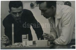 cca 1930 Építészek maketten ellenőrzik a tervek kivitelezhetőségét, 9x14 cm