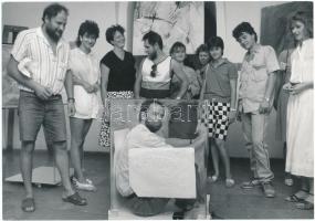 cca 1975 Kresz Albert felvétele egy képzőművészeti kiállítás megnyitóján rendezett performanszról, amely a levegő tisztaságának megóvására kívánta felhívni a figyelmet, pecséttel jelzett vintage fotó, 17x24 cm