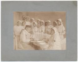 cca 1910 Nővérkék kiképzése sebkötözésre, 8x11 cm, karton 13x16 cm