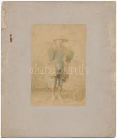 cca 1880 Japán földműves, kartonra ragasztva, enyhén színezett, 13x9 cm, karton (vízfoltos) 22x19 cm