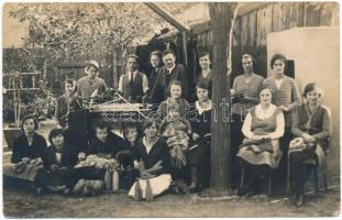 1926 Pesterzsébet, Kötőgéppel felszerelt műhely személyzete, csoportkép az udvaron szerszámmal, anyaggal, feliratozott fotólap, 9x14 cm
