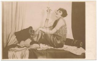 cca 1920 Photo Kunst Marion: Nagyvilági nő műtermi fotója, fotólap, hideg pecséttel jelzett, 9x14 cm