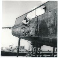 cca 1970 Balatonfüredi hajógyár, 2 db jelzetlen fotó Kotnyek Antal (1921-1990) hagyatékából, 18x18 cm