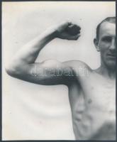 cca 1940/cca 1980 Férfierő, jelzetlen kép Matheisel József rozsnyói fotóművész hagyatékából, későbbi nagyítás, 22x18 cm