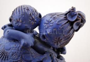 Kovács Éva (1938-): Anya a gyerekekkel. Kézzel festett mázas kerámia, jelzett, nagyon apró  hibákkal...