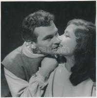 cca 1965 Latinovits Zoltán (1931-1976) és Ruttkai Éva (1927-1986) színpadi csókja a Rómeó és Júliában, jelzetlen fénykép Kotnyek Antal (1921-1990) hagyatékából, 18x18 cm