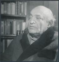 cca 1966 Füst Milán (1888-1967) Kossuth-díjas (1948) író, költő, esztéta portréja otthonában, jelzetlen fénykép Kotnyek Antal (1921-1990) hagyatékából, 19x18 cm