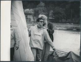 cca 1962 Bujtor István (1942-2009) színész és barátai egy balatoni vitorlás kikötőben, amint indulásra készítik fel a Csobogó nevű vitorlást, 12 db felvétel, melyből három kinagyítva, jelzetlen fotók Kotnyek Antal (1921-1990) hagyatékából, összesen 4 db 18x24 cm-es fotópapíron