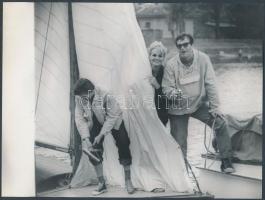 cca 1962 Bujtor István (1942-2009) színész és barátai egy balatoni vitorlás kikötőben, amint indulás...