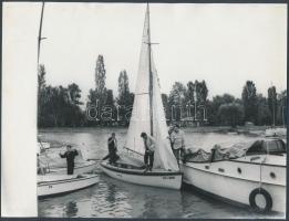 cca 1962 Bujtor István (1942-2009) színész és barátai egy balatoni vitorlás kikötőben, amint indulás...