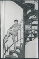 cca 1970 Táncosnő fellépés után, finoman erotikus fénykép, 24x16 cm / cca 1970 Erotic photo, 24x16 cm