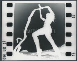 cca 1970 Küzdelem, finoman erotikus fénykép, 14x18 cm / cca 1970 Erotic photo, 14x18 cm