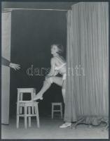 cca 1970 Utolsó instrukció fellépés előtt, finoman erotikus fénykép, 18x14 cm / cca 1970 Erotic photo, 14x18 cm