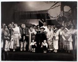 Operettszínházi fotó középpontban Latabár Kálmánnal. Jelzett: Farkas Tamás. cca 1960-70 23,5x30cm