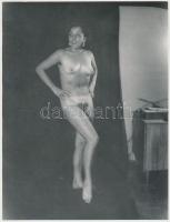 cca 1960 Alkalmi aktmodell, alkalmi műteremben, finoman erotikus fénykép, 24x18 cm / cca 1960 Erotic photo, 24x18 cm