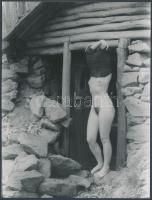 cca 1970 Az erdei kunyhó bájos lakója,  finoman erotikus fénykép, 24x18 cm / cca 1970 Erotic photo, 24x18 cm