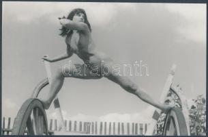 cca 1970 Kétkerekű nagyterpesz, finoman erotikus fénykép, 15x24 cm / cca 1970 Erotic photo, 15x24 cm