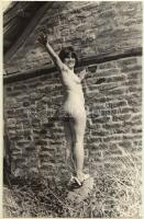 cca 1970 Ódon ház fiatal gazdasszonya, finoman erotikus fénykép, 14x9 cm / cca 1970 Erotic photo, 14x9 cm