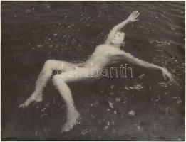 cca 1970 Nyiladozó tavirózsa, finoman erotikus fénykép, 18x24 cm / cca 1970 Erotic photo, 18x24 cm