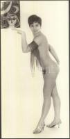cca 1970 Tárlatvezetés a galériában, finoman erotikus fénykép, 24x12 cm / cca 1970 Erotic photo, 24x12 cm