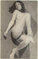 cca 1970 Pajzán gondolatokat ébresztő reggeli torna, finoman erotikus fénykép, 9x14 cm / cca 1970 Erotic photo, 9x14 cm