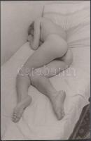cca 1970 Az álmában kitakart lány esete, finoman erotikus fénykép, 14x9 cm / cca 1970 Erotic photo, 14x9 cm