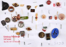 30db klf magyar és külföldi jelvény, benne "Honvédelemért", "Rába", "Dalosünnep", "Kiváló KISZ Aktiva", "Kulturális Seregszemle", "Mezőgép Győr" jelvények T:vegyes